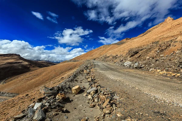 喜马拉雅山泥泞的道路 — 图库照片