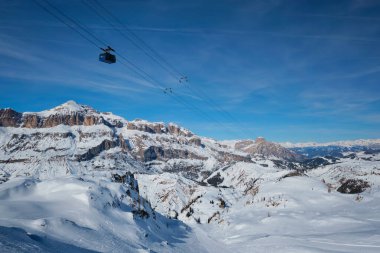 İtalya, Dolomites 'te kayak merkezi.