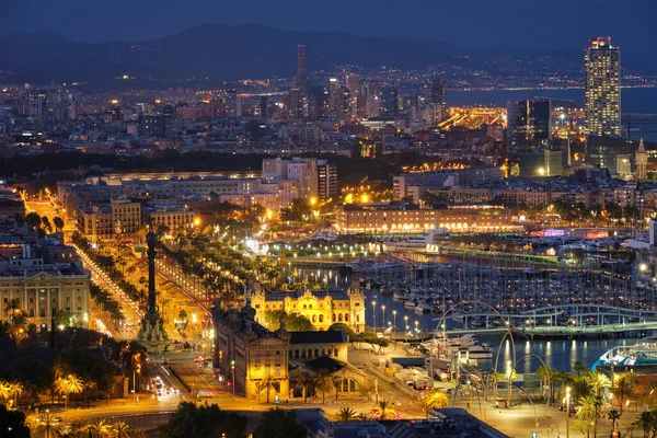 Vista aérea de la ciudad de Barcelona y puerto con yates —  Fotos de Stock