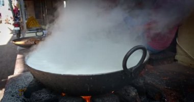 Hint sokak yemekleri: Hindistan 'ın Pushkar şehrinde pazarda kaynamış tatlı süt keki pişirmek. Hint tatlıları mawa. Sütü azaltarak elde edilen peynir Mawa olarak bilinir. Rajasthan, Batı Hindistan