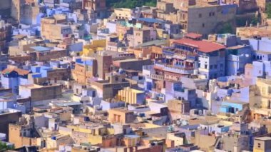 Jodhpur, Blue City hava manzaralı. Mavi boyalı evler ve kuşlar sabah Brahmin evlerinin üzerinde uçuyor, Mehrangarh Kalesi, Rajasthan, Hindistan manzaralı. Kamera yakınlaştır