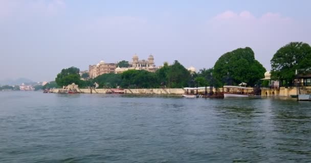 우다이푸르 궁전은 피코 홀라 호수에서 내려다 볼 수있다. 라자스탄의 미와 왕조의 통치자들을 위한 라지푸트 건축. 인도의 우다이 푸르 — 비디오
