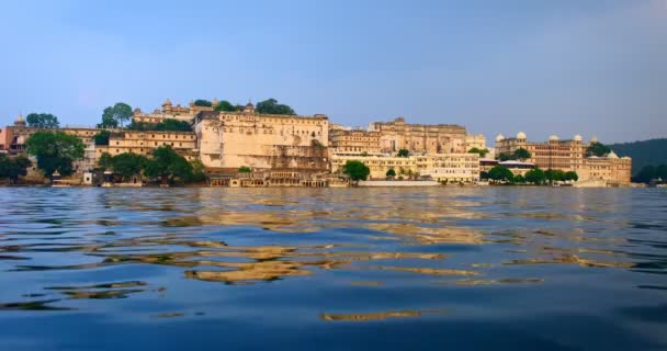 Widok Udaipur City Palace z jeziora Pichola. Jag Niwas - Rajput architektura władców dynastii Mewar Rajasthan. Udaipur, Indie — Wideo stockowe