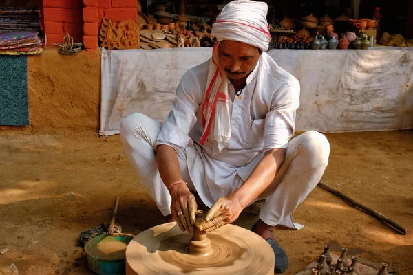 Indiska krukmakare i arbete, Shilpagram, Udaipur, Rajasthan, Indien — Stockfoto