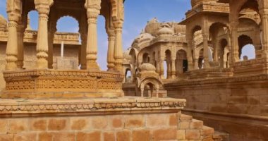 Hint Thar Çölü 'nde kumtaşından yapılmış Bada bagh cenotaphs (Hindu mozolesi). Jaisalmer, Rajasthan, Hindistan