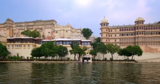 Udaipur Palacio Ciudad Vista Panorámica Desde Barco Lago Pichola Palacio — Vídeos de Stock