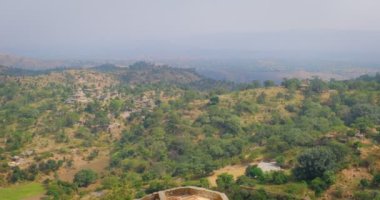 Kumbhalgarh kalesi ve Hint şehri Kumbhalgarh hava manzarası. Ağaçlar ve kaleler Aravalli tepelerindeki antik duvarlar ünlü bir turizm merkezidir. Rajasthan 'daki Hill Kalesi' ne ait. Hindistan. Yatay tava