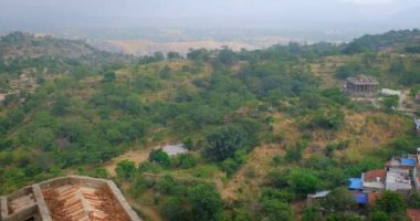 Kumbhalgarh kalesi ve Hint şehri Kumbhalgarh hava manzarası. Ağaçlar ve kaleler Aravalli tepelerindeki antik duvarlar ünlü bir turizm merkezidir. Rajasthan 'daki Hill Kalesi' ne ait. Hindistan. Yatay tava