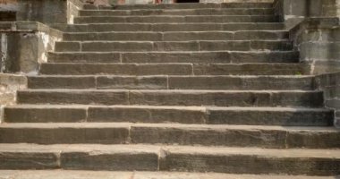 Tarihi Hint Kumbhalgarh kalesinin içindeki Devi Tapınağı 'na gidiyor. Rajasthan 'daki Hill Kalesi' ne ait. Hindistan. Kamera yukarı hareket ediyor