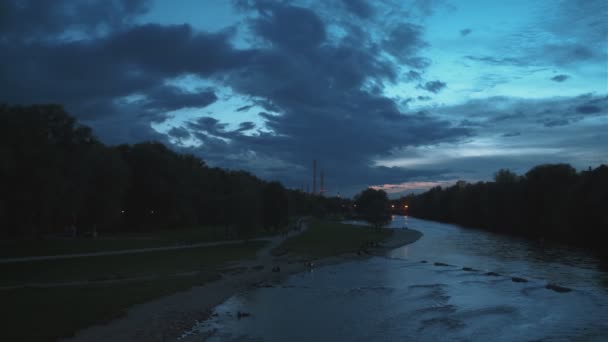 Monachium Natura Dramatycznym Zmierzchu Jesień Parku Turystycznym Bawarii Widok Rzekę — Wideo stockowe