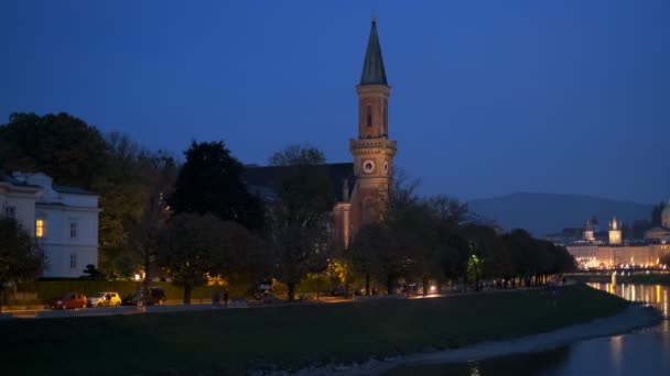 萨尔茨堡市的夜景 大教堂 旧城阿尔茨塔特 霍亨萨尔茨堡 日落时被照亮的城堡 Salzach河海滨长廊 奥地利萨尔茨堡 — 图库视频影像