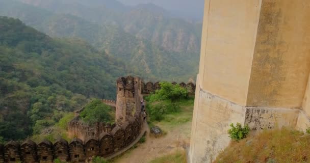 Tarihi Hint Kumbhalgarh Kalesinin Surları Duvarları Yeşil Aravalli Tepelerindeki Eski — Stok video