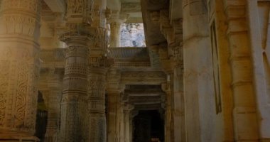 Ranakpur Jain tapınağının ya da Chaturmukha Dharana Vihara 'nın içi. Kutsal Jainizm mekânının mermer antik ortaçağ oyma heykelleri. Ranakpur, Rajasthan. Hindistan