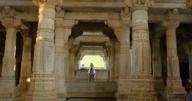Ranakpur Jain tapınağı ya da Chaturmukha Dharana Vihara sütunları. Mermer, eski ortaçağ oyma heykelleri. Kutsal dini mekan jainizme tapıyor. Ranakpur, Rajasthan. Hindistan
