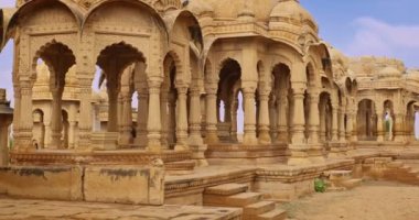 Hint Thar Çölü 'nde kumtaşından yapılmış Bada bagh cenotaphs (Hindu mozolesi). Jaisalmer, Rajasthan, Hindistan