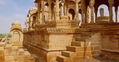 Hint Thar Çölü 'nde kumtaşından yapılmış Bada bagh cenotaphs (Hindu mozolesi). Jaisalmer, Rajasthan, Hindistan