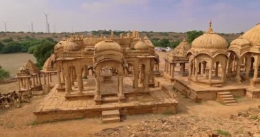 Hint Thar Çölü 'nde kumtaşından yapılmış Bada bagh cenotaphs (Hindu mozolesi). Jaisalmer, Rajasthan, Hindistan