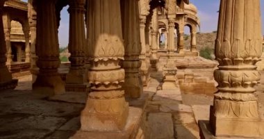 Hint Thar Çölü 'nde kumtaşından yapılmış Bada bagh cenotaphs (Hindu mozolesi). Jaisalmer, Rajasthan, Hindistan