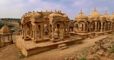 Hint Thar Çölü 'nde kumtaşından yapılmış Bada bagh cenotaphs (Hindu mozolesi). Jaisalmer, Rajasthan, Hindistan