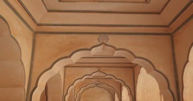 Amer Sarayı kompleksindeki Sheesh Mahal 'in içindeki koridor, duvar ve kemer. Amer, Rajasthan, Hindistan. Yakınlaştır