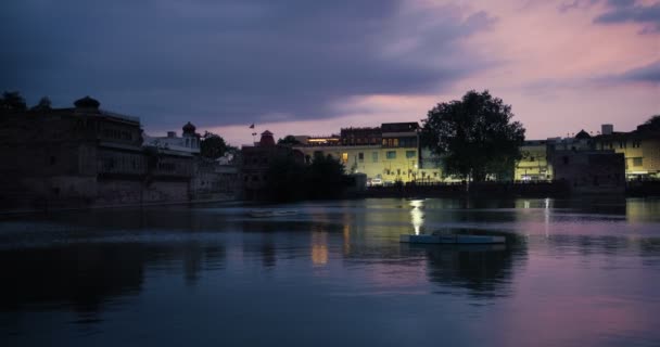 有名な観光名所青の都市ジョードプル夜 湖とメランガル砦の景色 インドのラジャスタン州 水平カメラのパンニング — ストック動画
