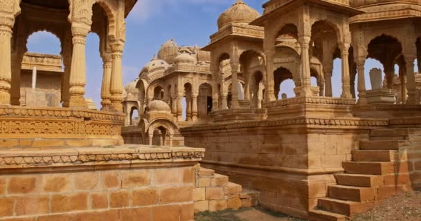 印度塔尔沙漠中的Bada Bagh Cenotaphs 印度教墓葬 是由砂岩制成的 Jaisalmer Rajasthan India — 图库视频影像