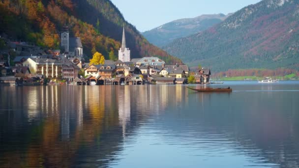 Herbstliche Farben Berühmten Touristenziel Hallstatt Den Alpen Domkirche Örtliche Häuser — Stockvideo