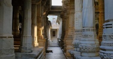 Ranakpur Jain tapınağının ya da Chaturmukha Dharana Vihara 'nın içi. Mermer, eski ortaçağ oyma heykelleri. Kutsal dini mekan jainizme tapıyor. Ranakpur, Rajasthan. Hindistan