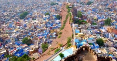 Jodhpur 'un ünlü turistik binası ve çatıları - Mavi Şehir, Mehrangarh Kalesi, Rajasthan, Hindistan' dan hava manzaralı. Kamera tavası