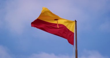 Jaisalmer bayrağı gökyüzü arka planında dalgalanıyor. Rajasthan, Hindistan