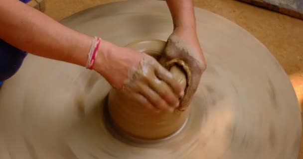 Keramik Skickliga Våta Händer Keramik Forma Leran Keramik Hjul Kruka — Stockvideo
