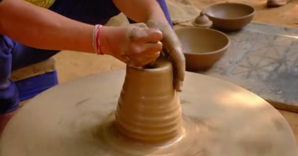 Pottery Zkušené Mokré Ruce Hrnčíře Tvarování Jílu Hrnčířském Kole Házení — Stock video