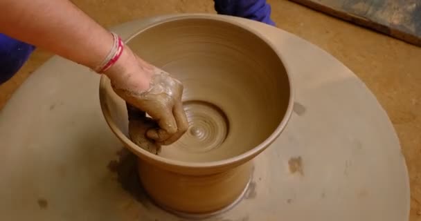 Pottery Zkušené Mokré Ruce Hrnčíře Tvarování Jílu Hrnčířském Kole Házení — Stock video