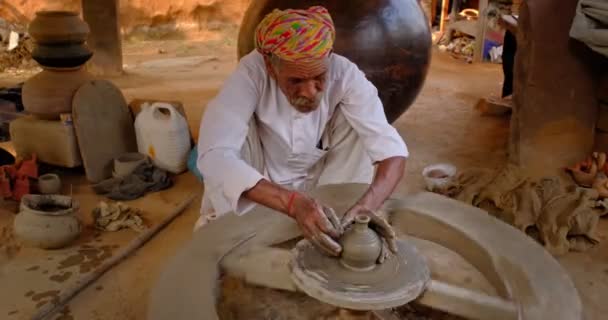 Indiska Keramik Jobbet Kasta Keramik Hjul Och Forma Keramiska Fartyg — Stockvideo