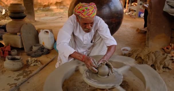 Indický Hrnčíř Při Práci Házení Hrnčířské Kolo Tvarování Keramické Nádoby — Stock video