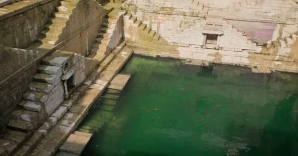 位于印度拉贾斯坦邦Jodhpur的Toorji Jhalra Baoli继井内的储水设施 阳光明媚的日子里 水的防波堤反映了游泳池的墙壁 垂直气孔向下向上 — 图库视频影像
