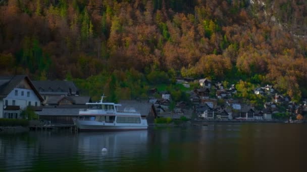 Осінь Потрапляє Славнозвісне Туристичне Місто Халштат Горах Альп Яхт Собор — стокове відео