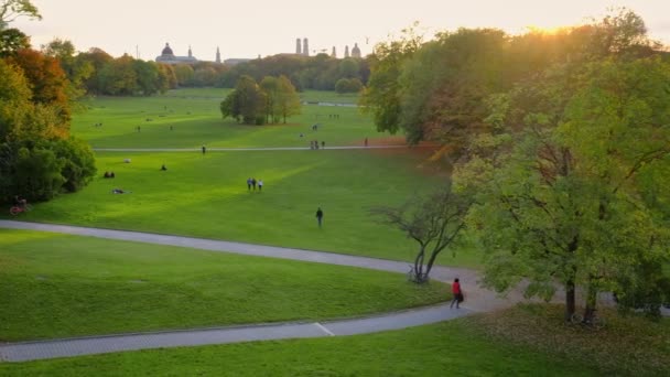 Goldener Herbstherbst Berühmten Münchner Erholungsort Englischgarten Englischer Garten Mit Abgefallenen — Stockvideo