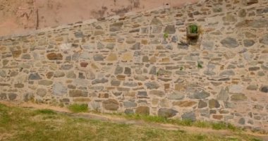 Tarihi Hint Kumbhalgarh kalesinin duvarları. Tuğla. Eski kale, yeşil Aravalli tepelerine yakın. Rajasthan 'daki Hill Kalesi' ne ait. Hindistan. Kamera yukarı hareket ediyor