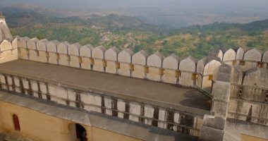 Büyük ünlü Hint Kumbhalgarh kalesinin surları. Yeşil Aravalli tepelerindeki eski kale manzarası. Turistler ve ziyaretçiler. Rajasthan 'daki Hill Kalesi' ne ait. Hindistan. Yatay tava