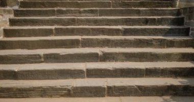 Tarihi Hint Kumbhalgarh kalesinin içindeki Devi Tapınağı 'na gidiyor. Rajasthan 'daki Hill Kalesi' ne ait. Hindistan. Kamera yukarı hareket ediyor