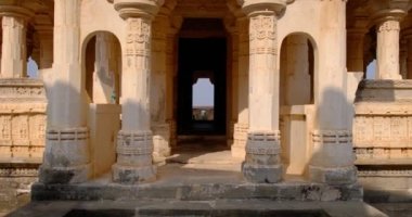 Tarihi Hint Kumbhalgarh kalesinde Devi Tapınağı 'nın dış duvarları ve taş sütunları. Kale Rajasthan Tepesi kalelerine ait. Hindistan. Kamera dikey yansı