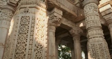 Ranakpur Jain tapınağının sütunları ya da Chaturmukha Dharana Vihara. Kutsal Jainizm mekânının mermer antik ortaçağ oyma heykelleri. Ranakpur, Rajasthan. Hindistan