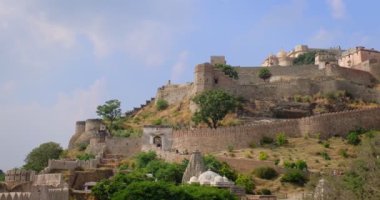 Turistler tarihi Hint Kumbhalgarh kalesini ziyaret ettiler. Yeşil Aravalli tepelerindeki eski kale antik duvarları ünlü bir turizm merkezidir. Rajasthan 'daki Hill Kalesi' ne ait. Hindistan. Yatay tava