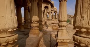 Hint Thar Çölü 'nde kumtaşından yapılmış Bada bagh cenotaphs (Hindu mozolesi). Jaisalmer, Rajasthan, Hindistan. Yatay kaydırma