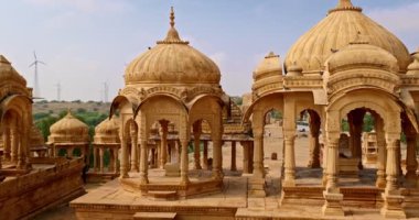 Hint Thar Çölü 'nde kumtaşından yapılmış Bada bagh cenotaphs (Hindu mozolesi). Jaisalmer, Rajasthan, Hindistan. Yatay kaydırma