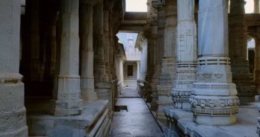 Ranakpur Jain tapınağı ya da Chaturmukha Dharana Vihara sütunları. Mermer, eski ortaçağ oyma heykelleri. Kutsal dini mekan jainizme tapıyor. Ranakpur, Rajasthan. Hindistan
