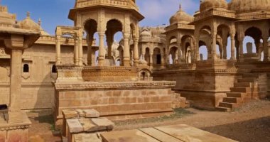 Hint Thar Çölü 'nde kumtaşından yapılmış Bada bagh cenotaphs (Hindu mozolesi). Jaisalmer, Rajasthan, Hindistan. Yatay kaydırma