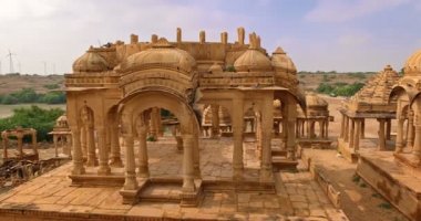 Hint Thar Çölü 'nde kumtaşından yapılmış Bada bagh cenotaphs (Hindu mozolesi). Jaisalmer, Rajasthan, Hindistan. Yatay kaydırma