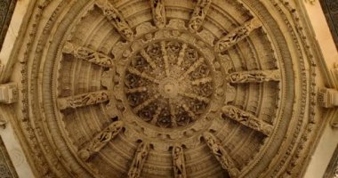 İkonik Ranakpur Jain tapınağının tavanı ya da Chaturmukha Dharana Vihara. Mermer, eski ortaçağ oyma heykelleri. Kutsal dini mekan jainizme tapıyor. Ranakpur, Rajasthan. Hindistan
